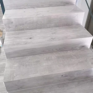 Escaleras porcelanico efecto madera